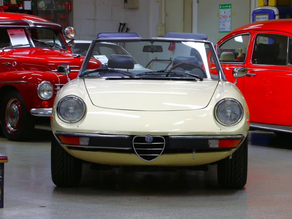 Image 2/25 of Alfa Romeo 2000 Spider Veloce (1982)
