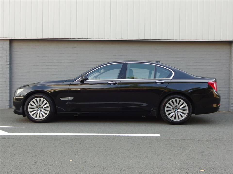 Image 6/95 of BMW 750i (2009)