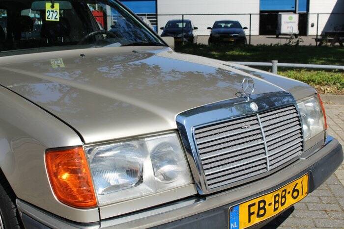 Bild 4/7 von Mercedes-Benz 230 E (1992)