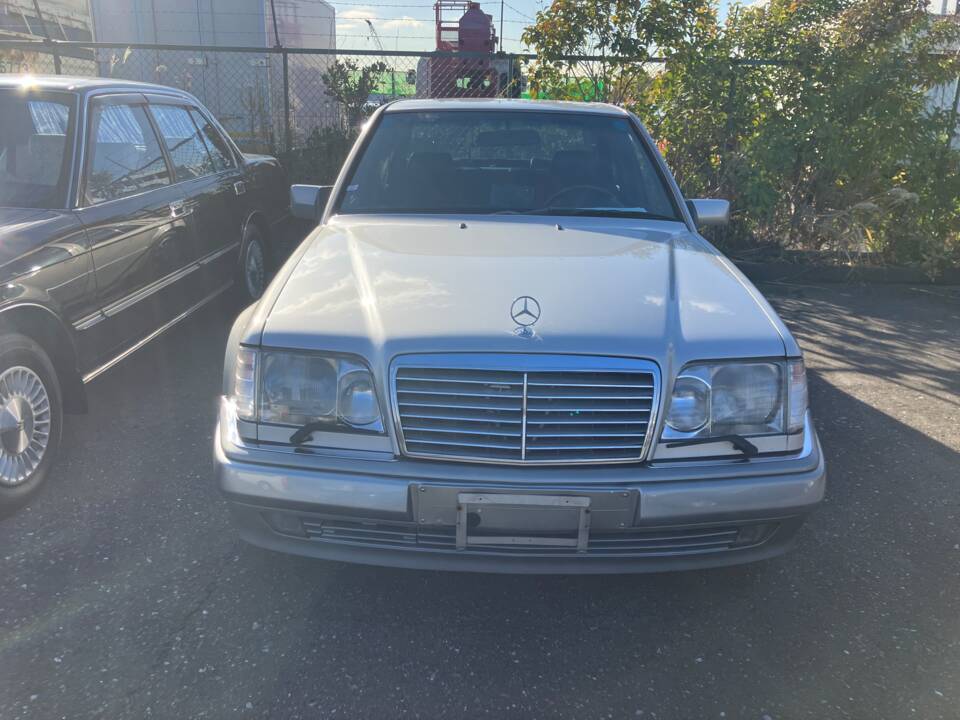 Immagine 2/44 di Mercedes-Benz E 500 (1993)