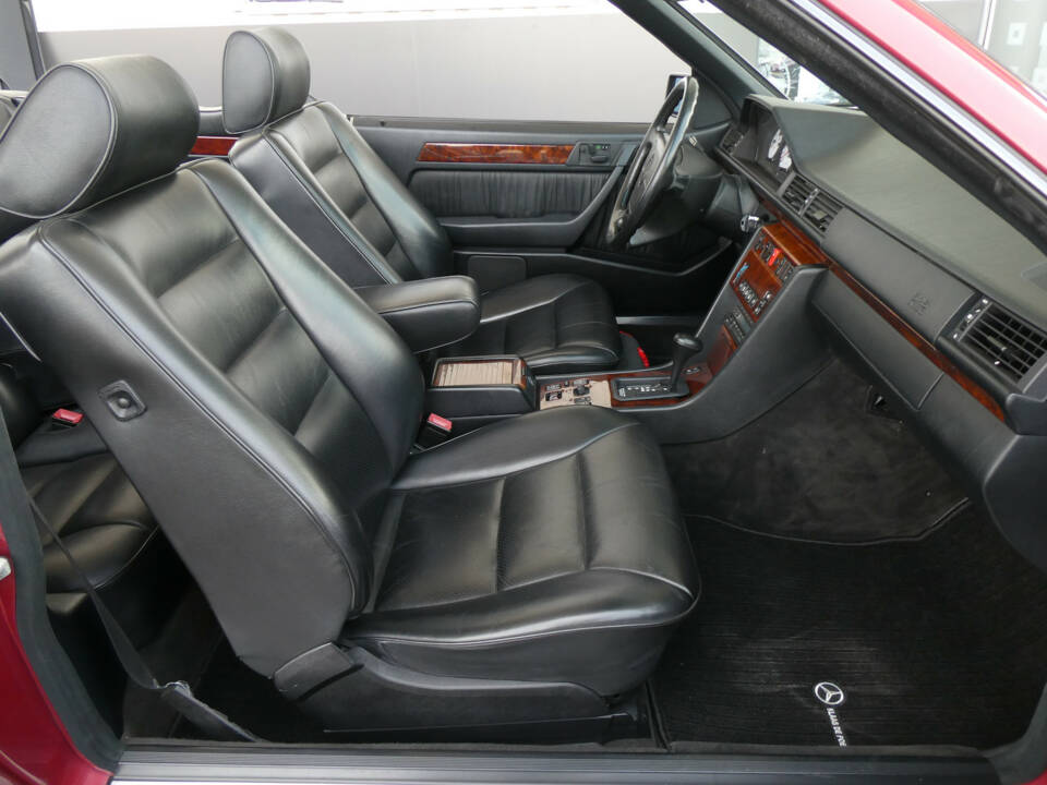 Image 13/25 of Mercedes-Benz 300 CE-24 3.4 AMG (1994)