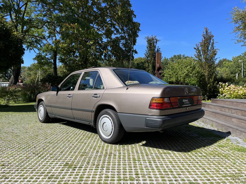 Bild 4/30 von Mercedes-Benz 200 (1987)