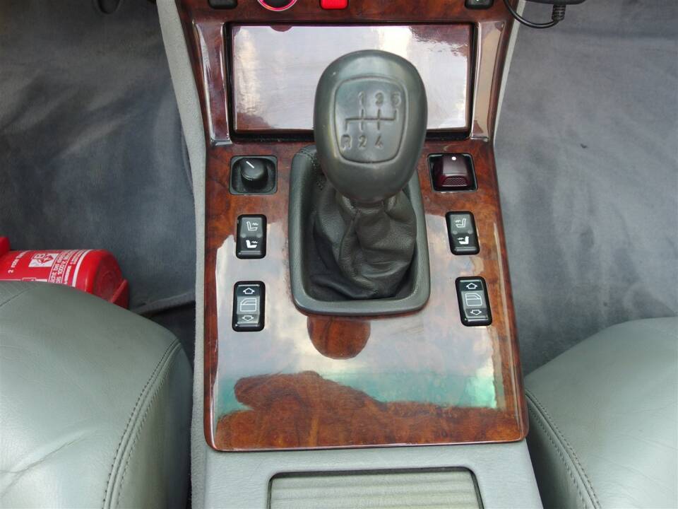 Image 56/96 of Mercedes-Benz 300 SL (1992)