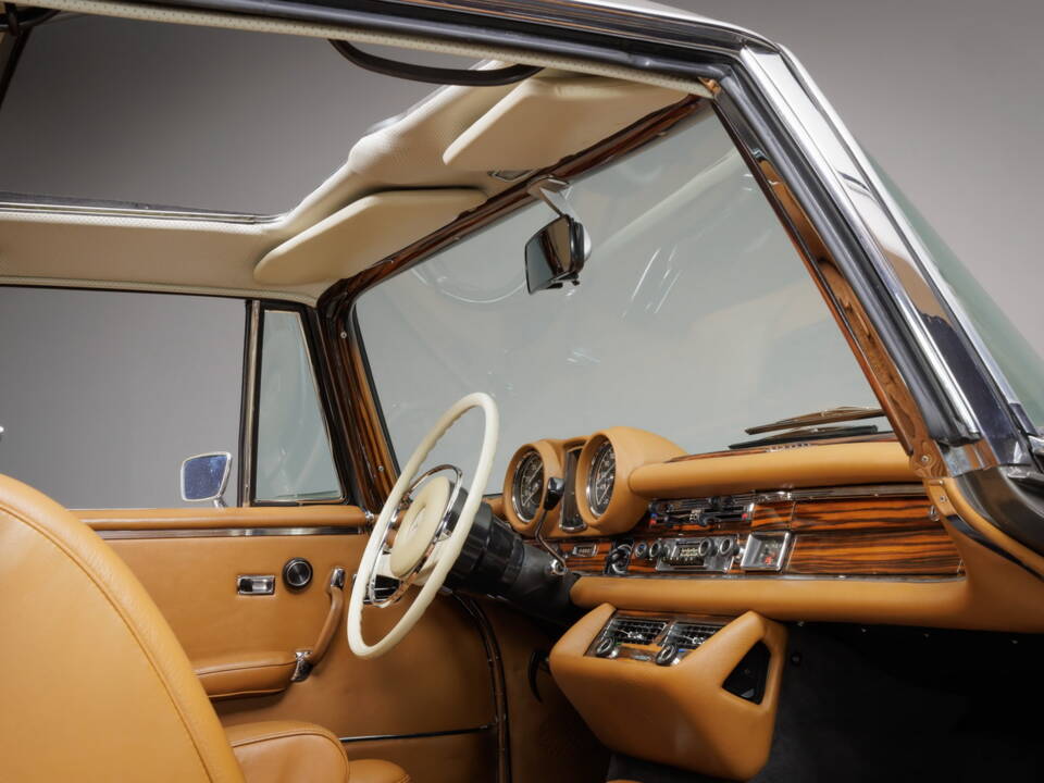 Image 24/46 of Mercedes-Benz 280 SE 3,5 (1971)