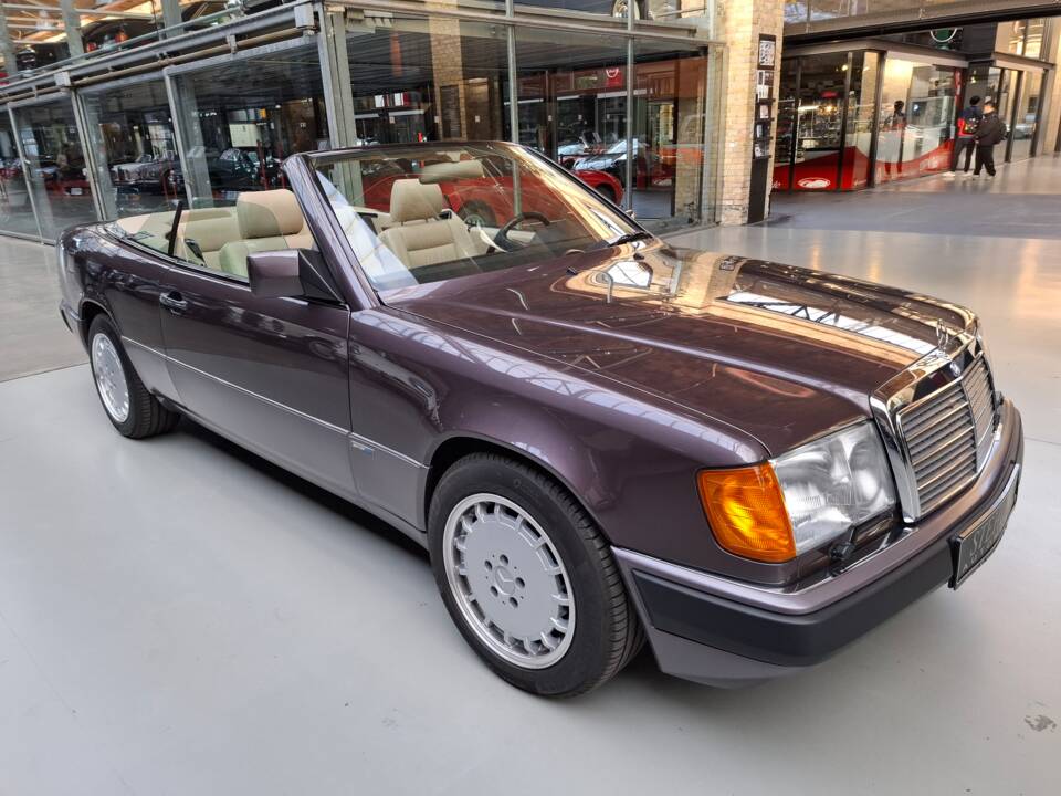 Image 5/42 of Mercedes-Benz 300 CE-24 (1993)
