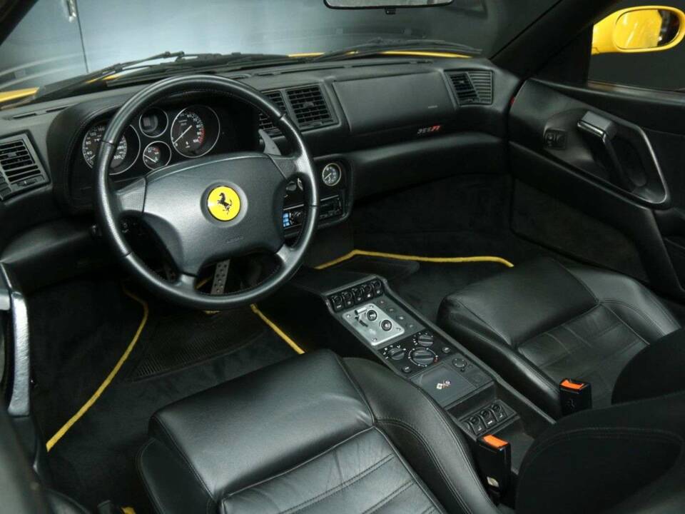 Immagine 12/30 di Ferrari F 355 Spider (1998)