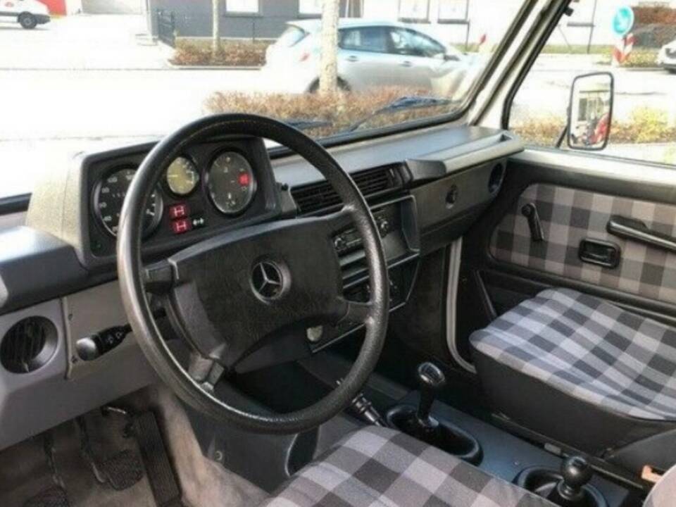 Immagine 6/23 di Mercedes-Benz 230 GE (SWB) (1987)