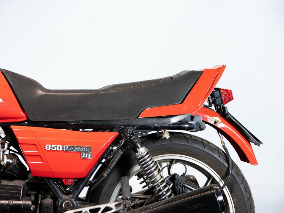Image 18/49 de Moto Guzzi 850 LeMans (1981)