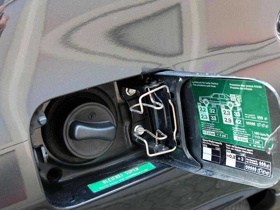 Image 42/63 of Mercedes-Benz 300 CE (1991)