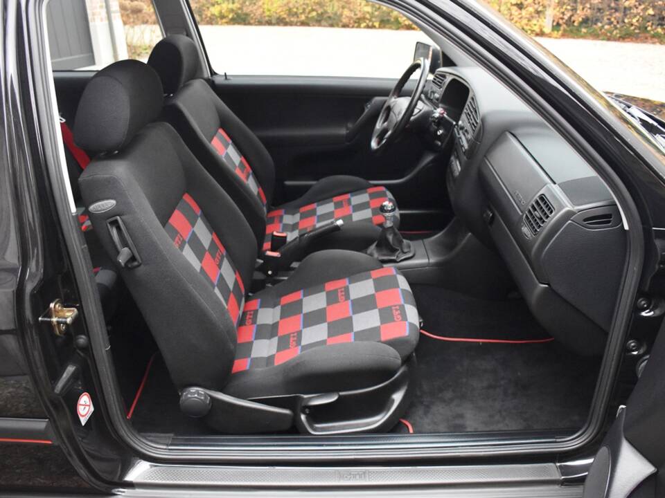 Image 21/41 de Volkswagen Golf III 2.0 GTI &quot;Edition&quot; (1997)