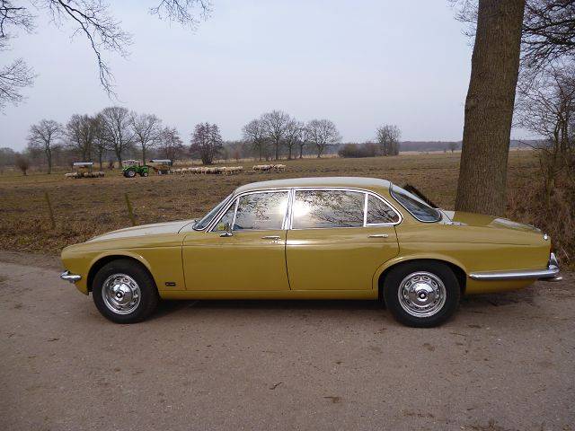 Image 6/13 de Jaguar XJ 6 L 4.2 (1977)