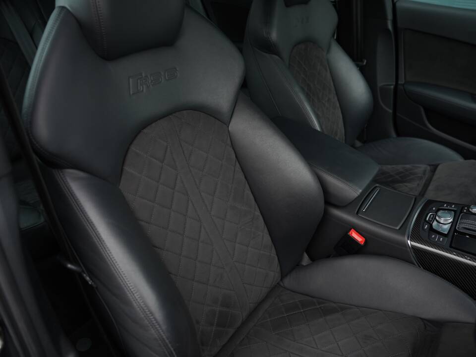 Immagine 17/50 di Audi RS6 Avant (2015)