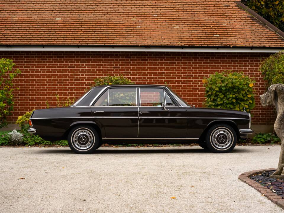 Immagine 42/50 di Mercedes-Benz 220 (1971)