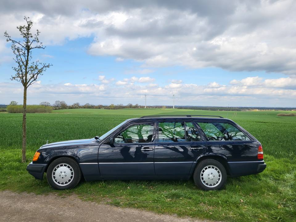 Image 4/47 of Mercedes-Benz 220 TE (1993)