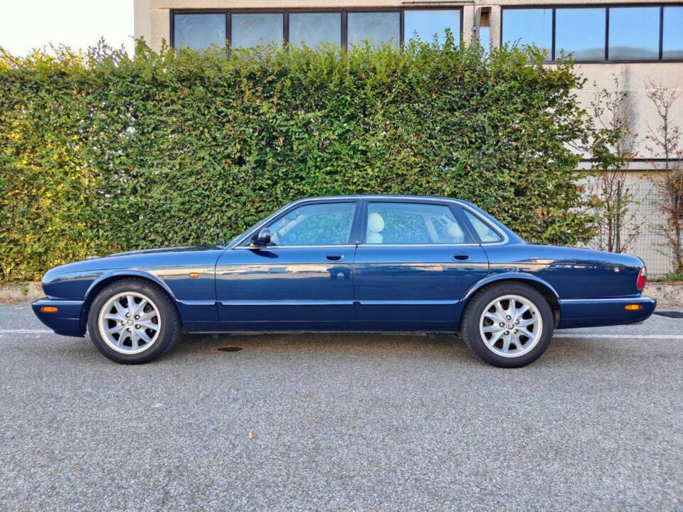 Image 24/30 de Jaguar XJ 8 4.0 Executive (1998)