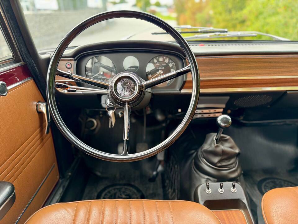 Image 18/24 of Alfa Romeo Giulia 1300 Super (1972)