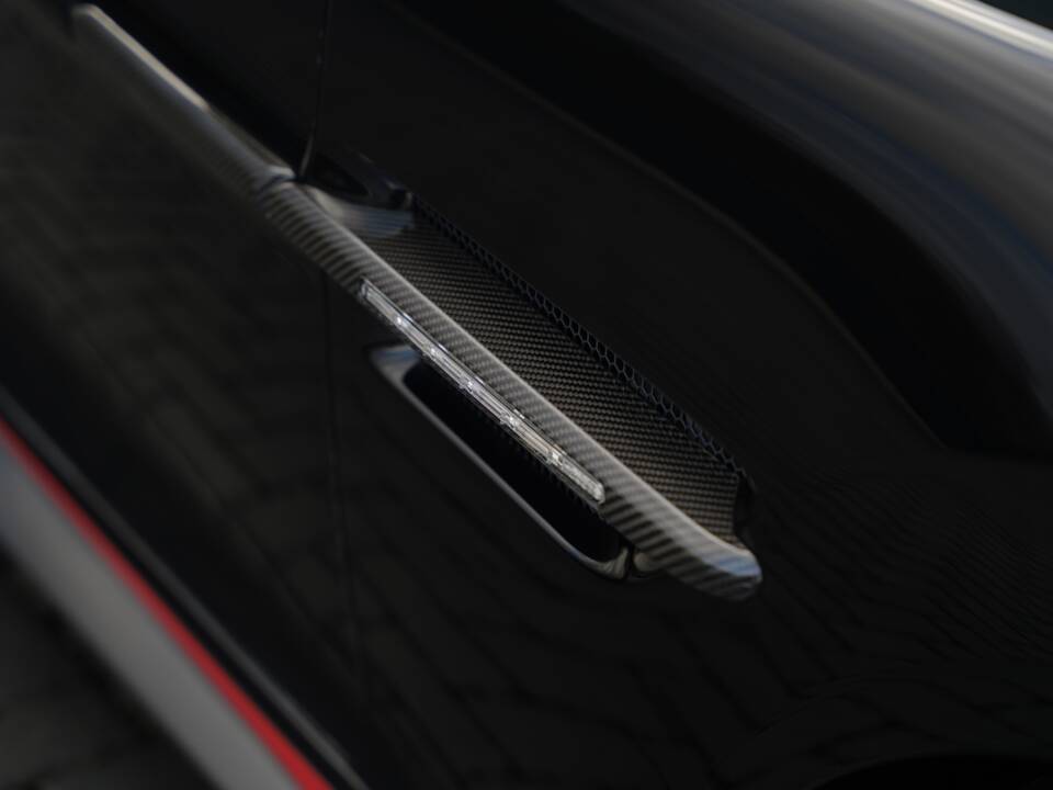 Image 43/50 of Aston Martin Vanquish S Volante (2018)