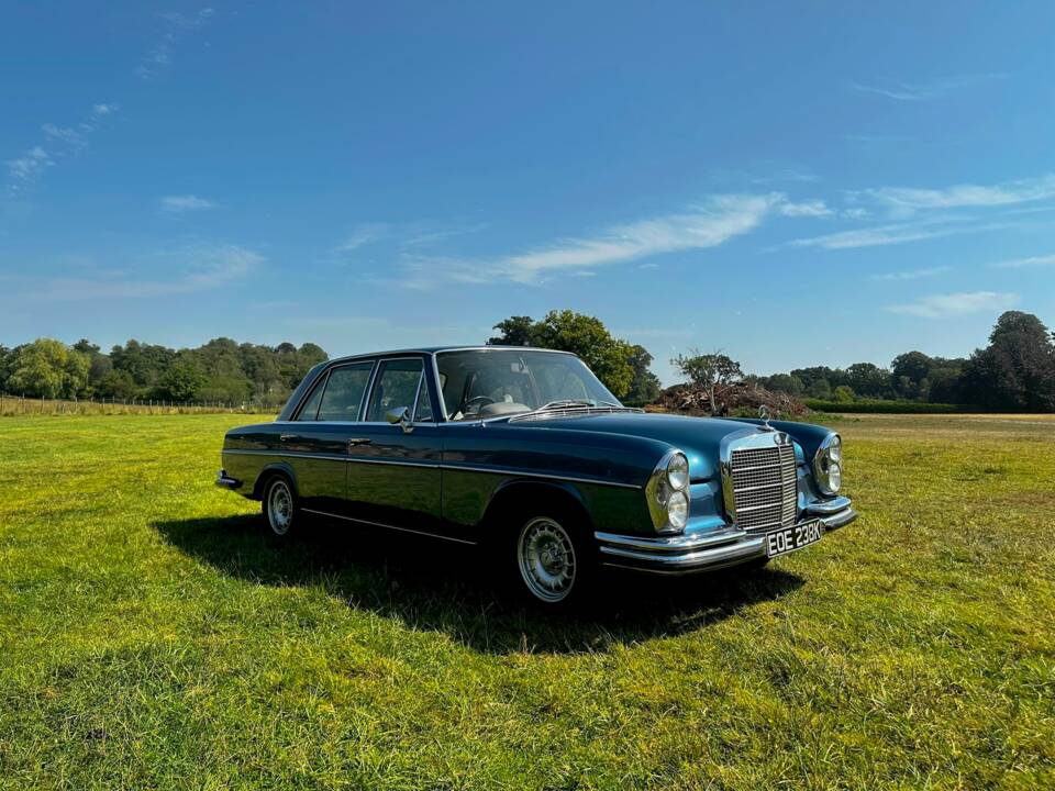 Image 18/57 de Mercedes-Benz 280 SE 3,5 (1972)