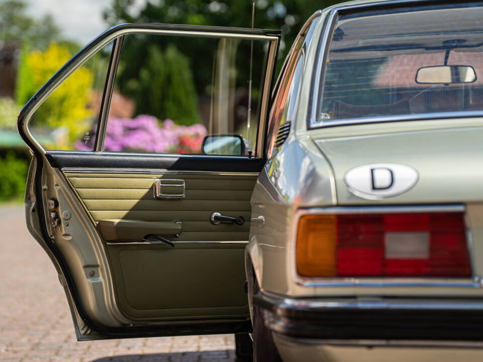 Image 45/46 of BMW 525 (1978)
