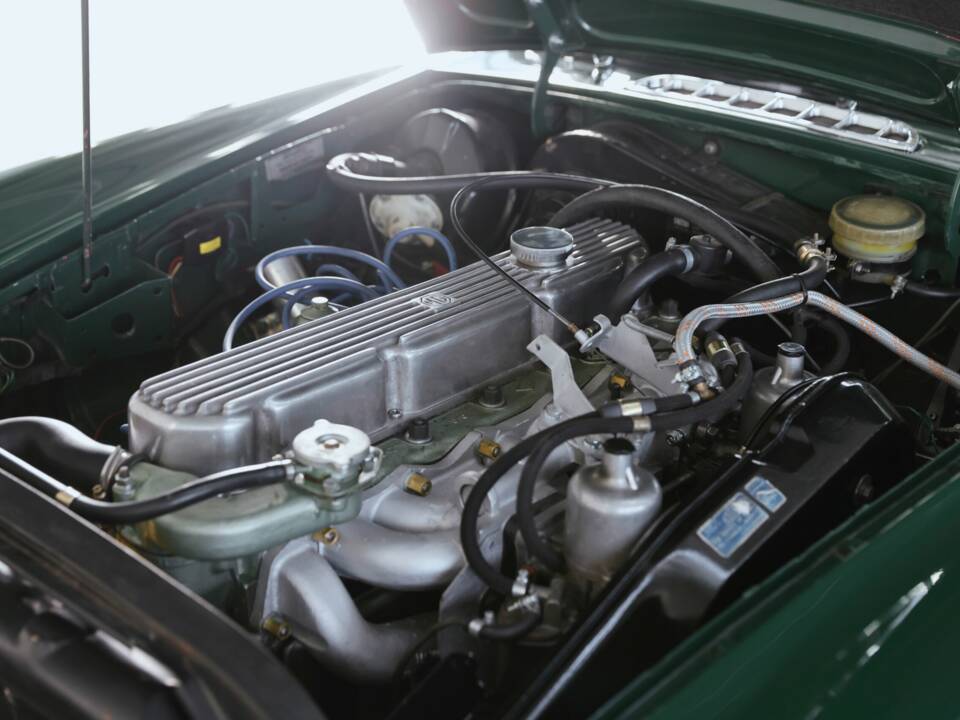 Image 27/41 of MG MGC (1969)