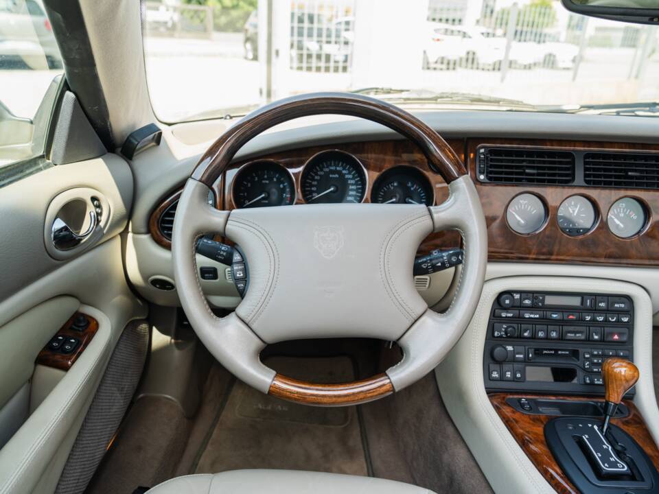 Image 75/91 de Jaguar XK8 4.0 (2000)