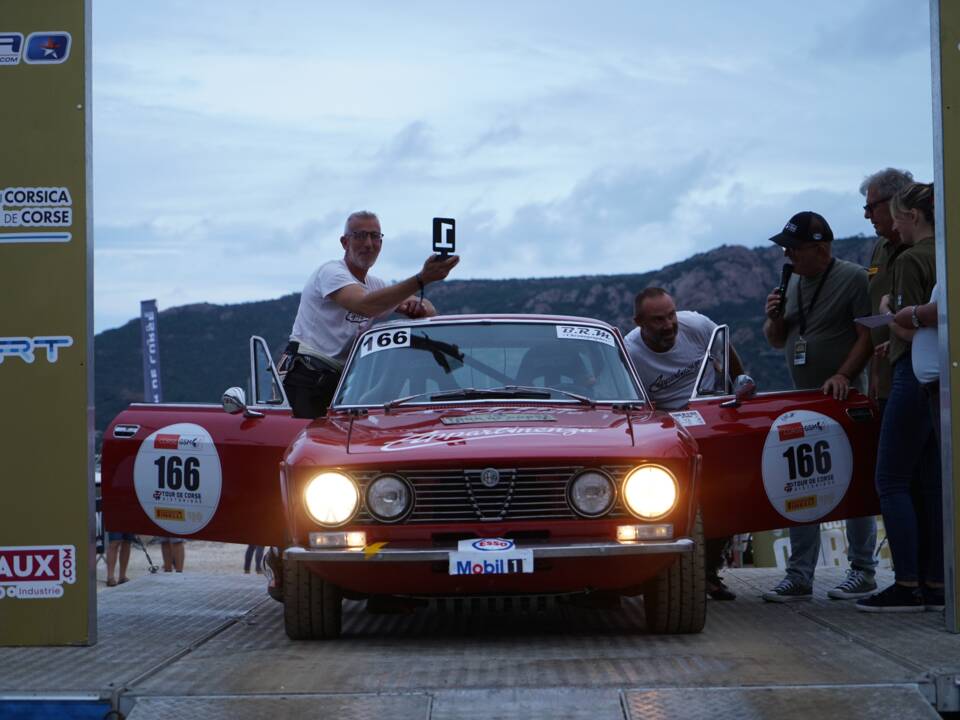 Image 4/4 of Alfa Romeo 2000 Berlina (1972)