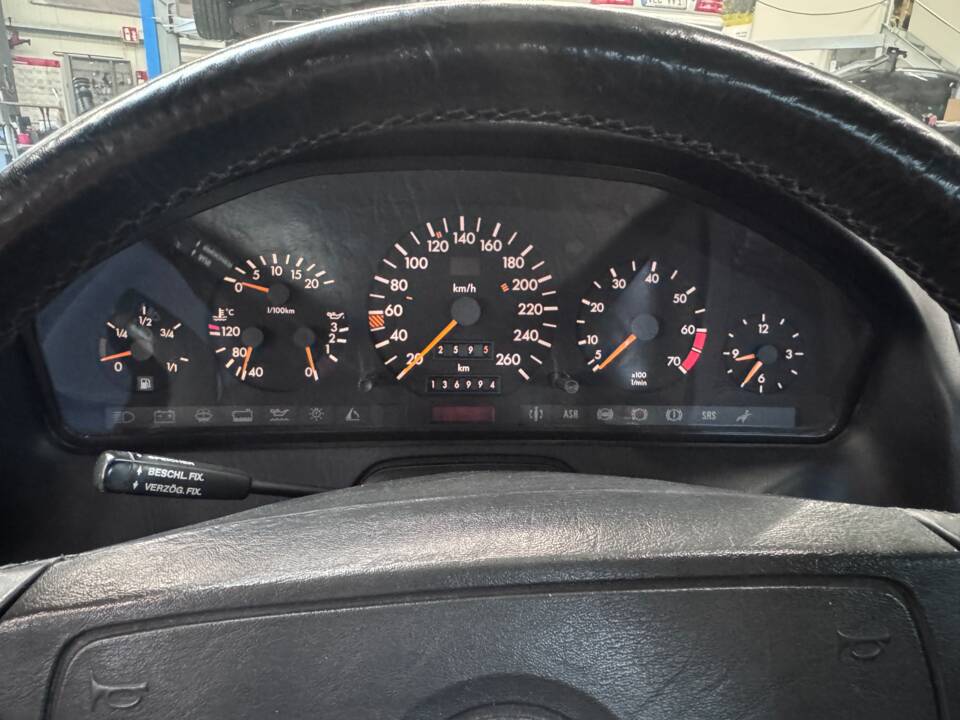 Image 13/19 of Mercedes-Benz 500 SL (1990)