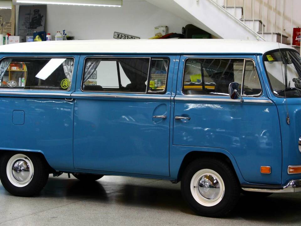 Image 4/33 of Volkswagen T2a minibus (1970)