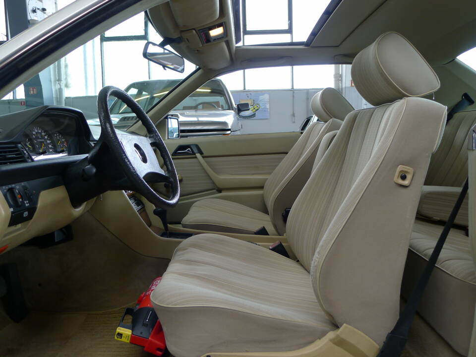 Image 22/33 of Mercedes-Benz 300 CE (1988)