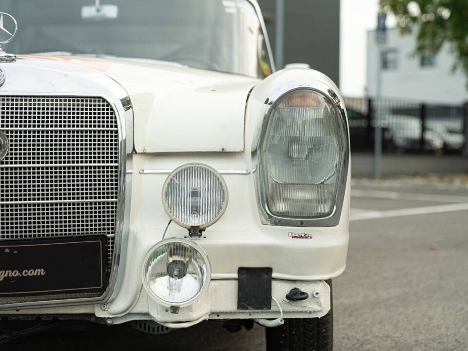 Image 10/50 of Mercedes-Benz 220 S b (1967)