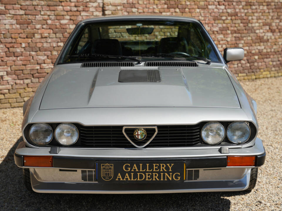 Image 45/50 of Alfa Romeo GTV 6 2.5 (1983)
