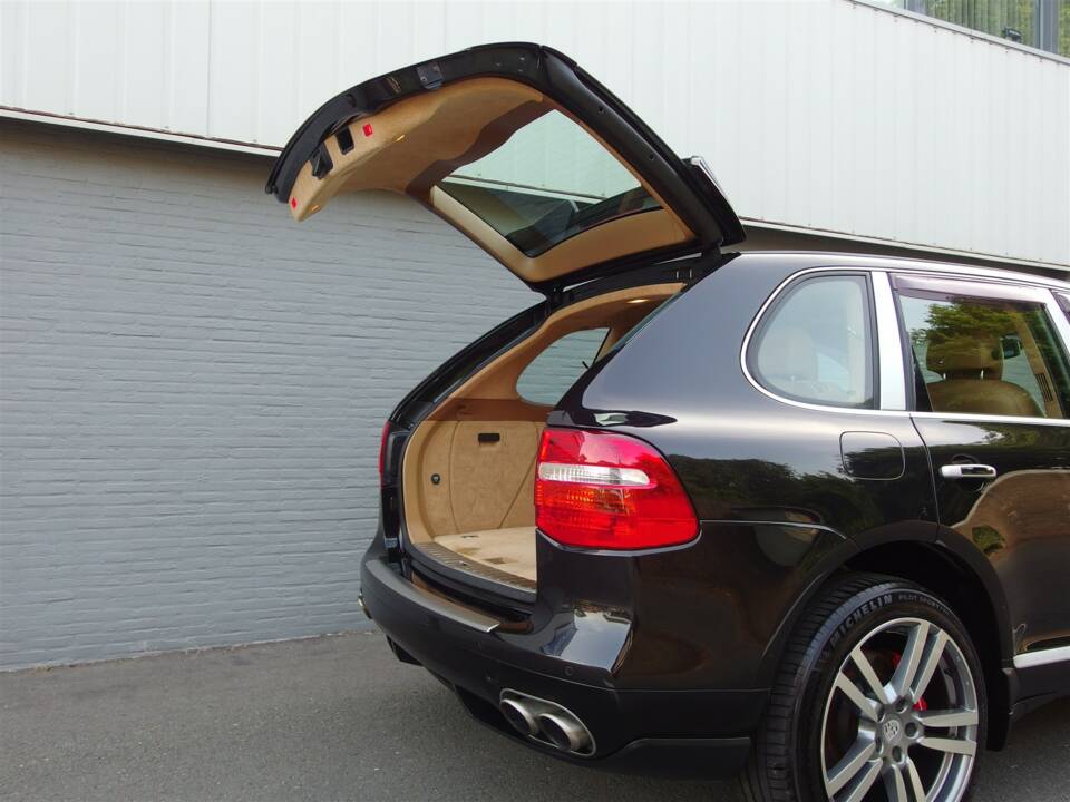 Image 70/93 of Porsche Cayenne Turbo (2007)