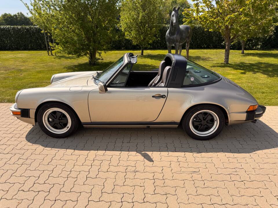Image 24/88 of Porsche 911 Carrera 3.2 (1985)