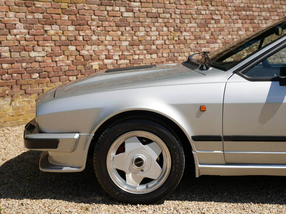 Image 13/50 of Alfa Romeo GTV 6 2.5 (1983)