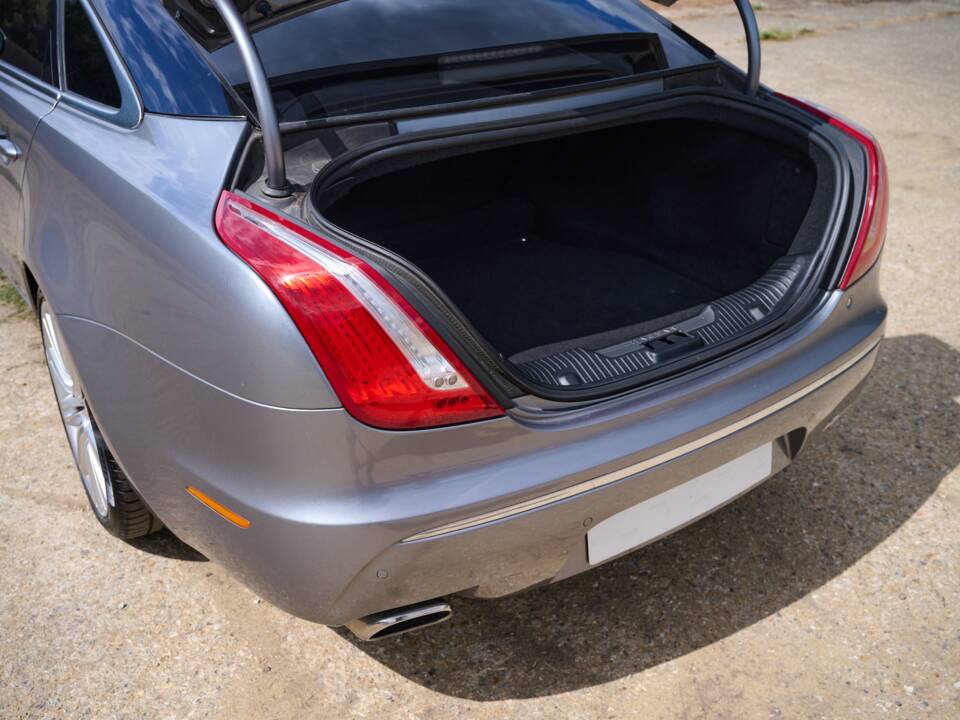 Bild 35/50 von Jaguar XJ 5.0 (2010)