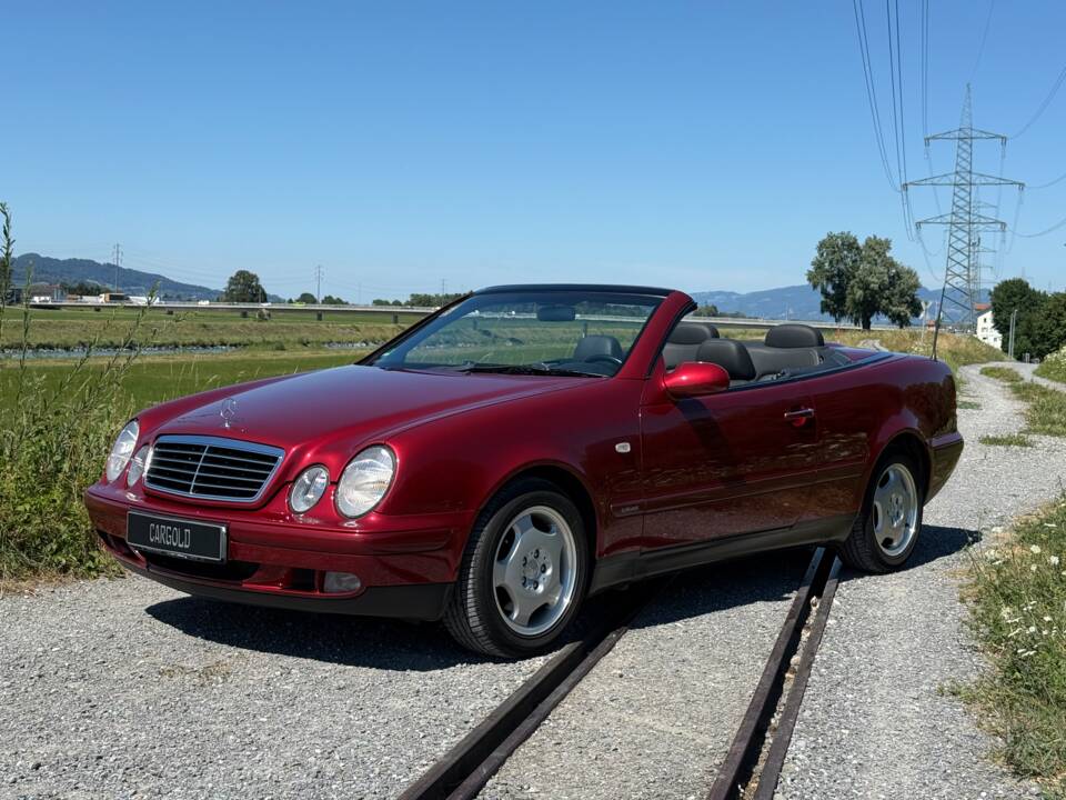 Immagine 3/19 di Mercedes-Benz CLK 230 Kompressor (1999)