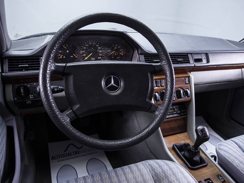 Bild 24/40 von Mercedes-Benz 300 TE (1991)