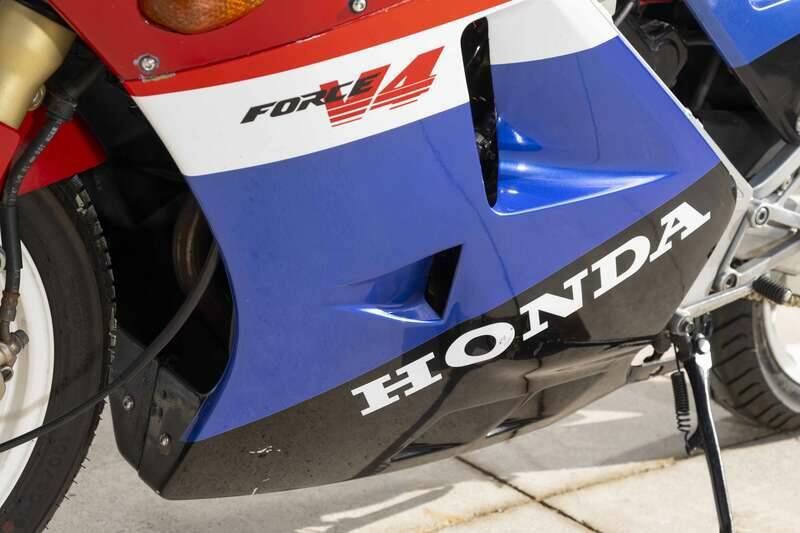 Bild 38/47 von Honda VFR 400 R (1988)