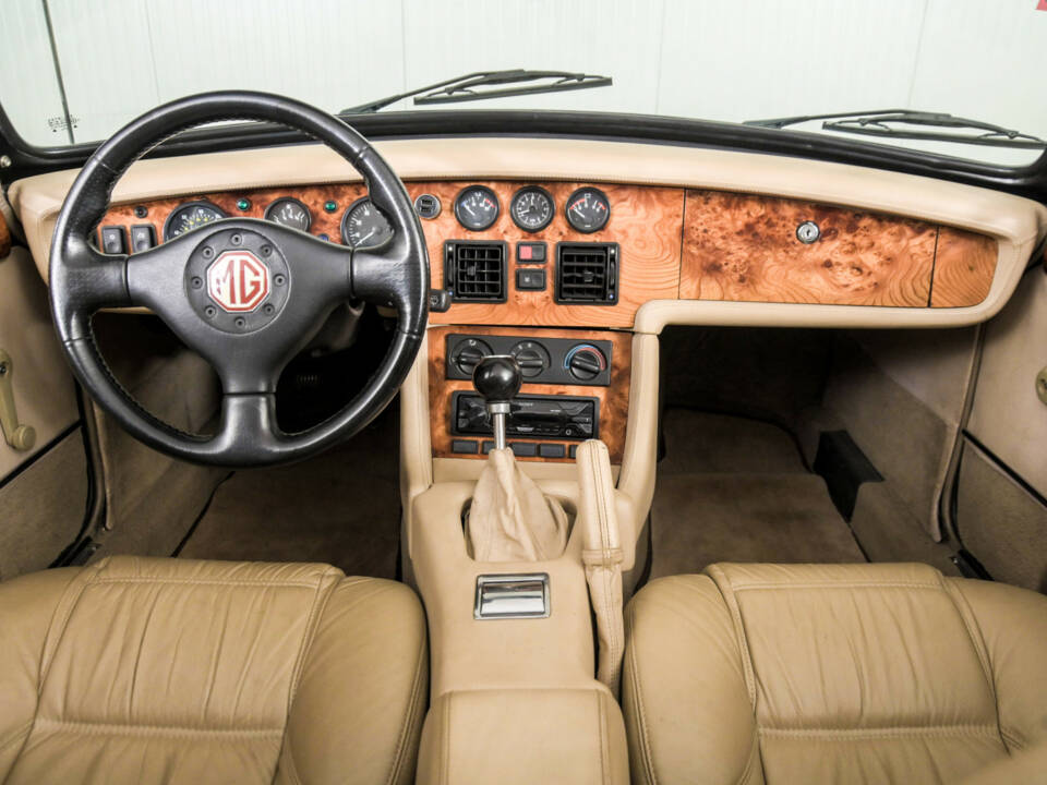 Image 7/50 of MG RV8 (1994)
