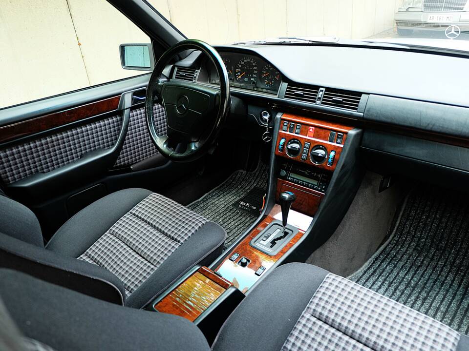 Image 20/75 of Mercedes-Benz E 280 T (1994)