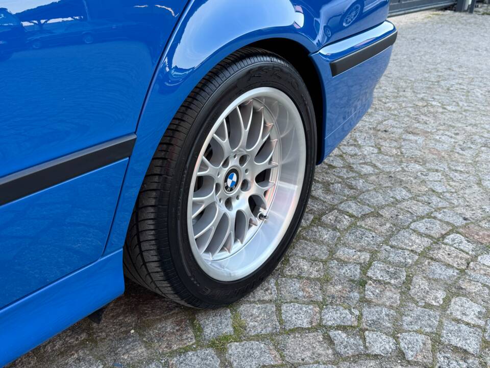 Image 15/100 of BMW 540i Touring (1998)