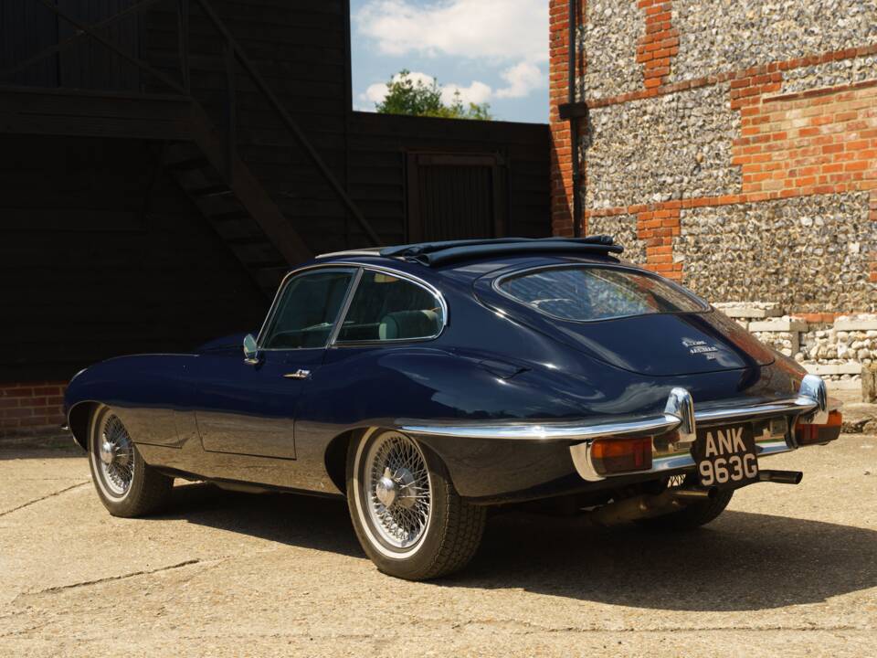 Image 12/35 de Jaguar E-Type (1968)