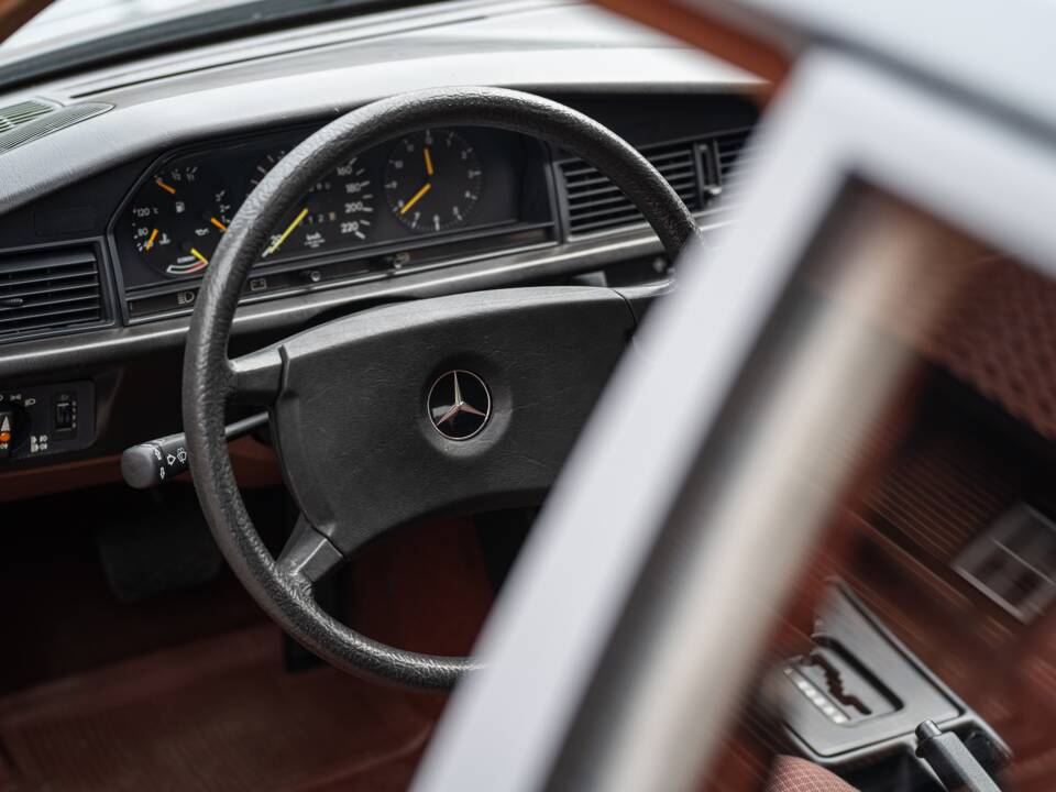 Bild 25/62 von Mercedes-Benz 190 E (1983)