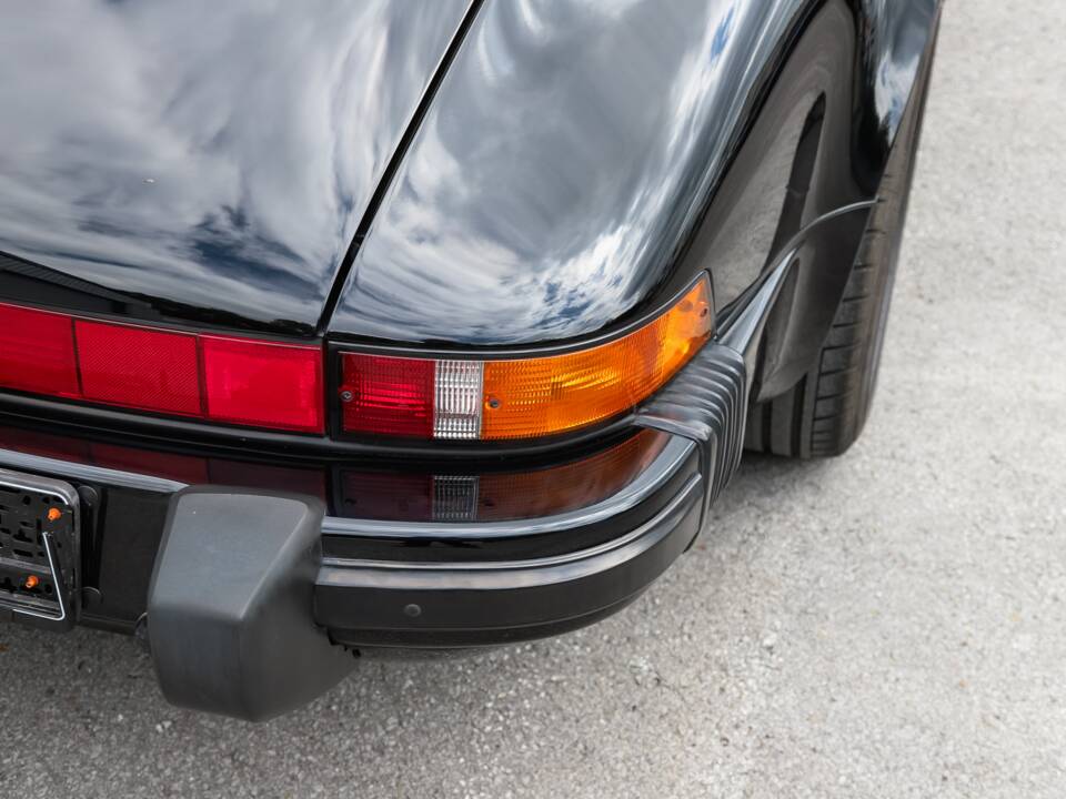 Image 27/108 de Porsche 911 Carrera 3.2 (1989)