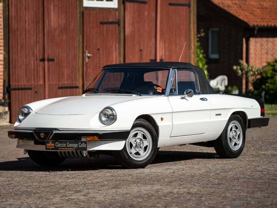 Image 1/40 of Alfa Romeo 2.0 Spider (1987)