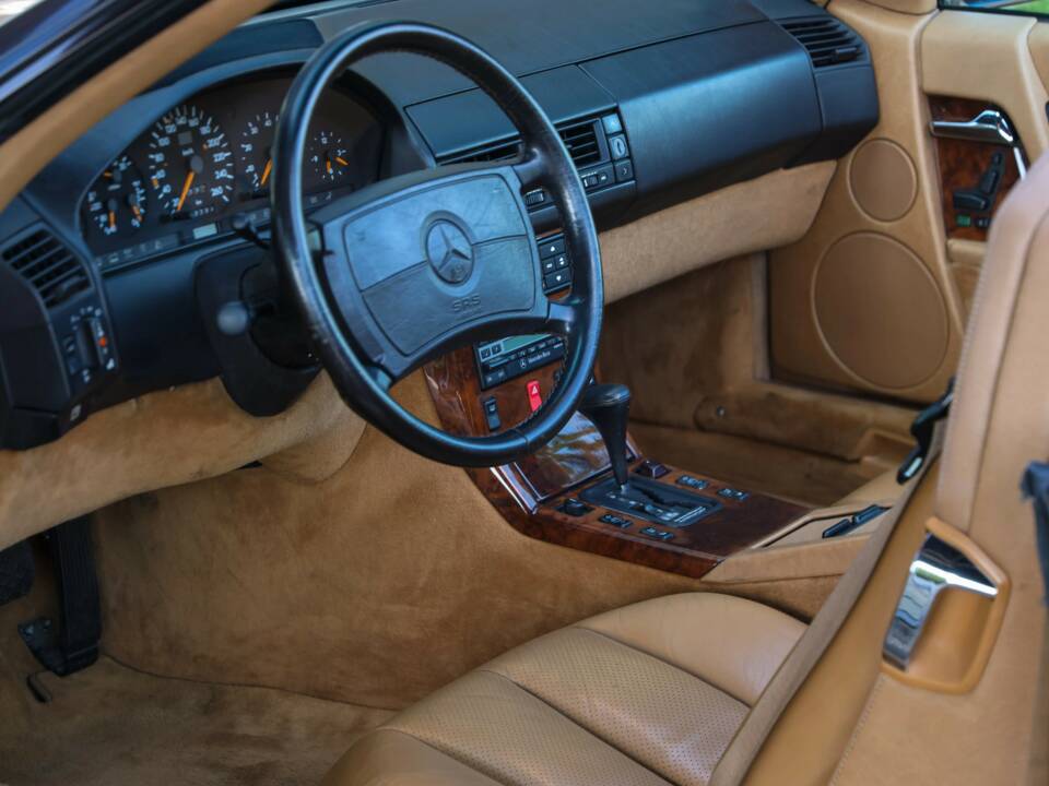 Image 18/50 of Mercedes-Benz 500 SL (1990)