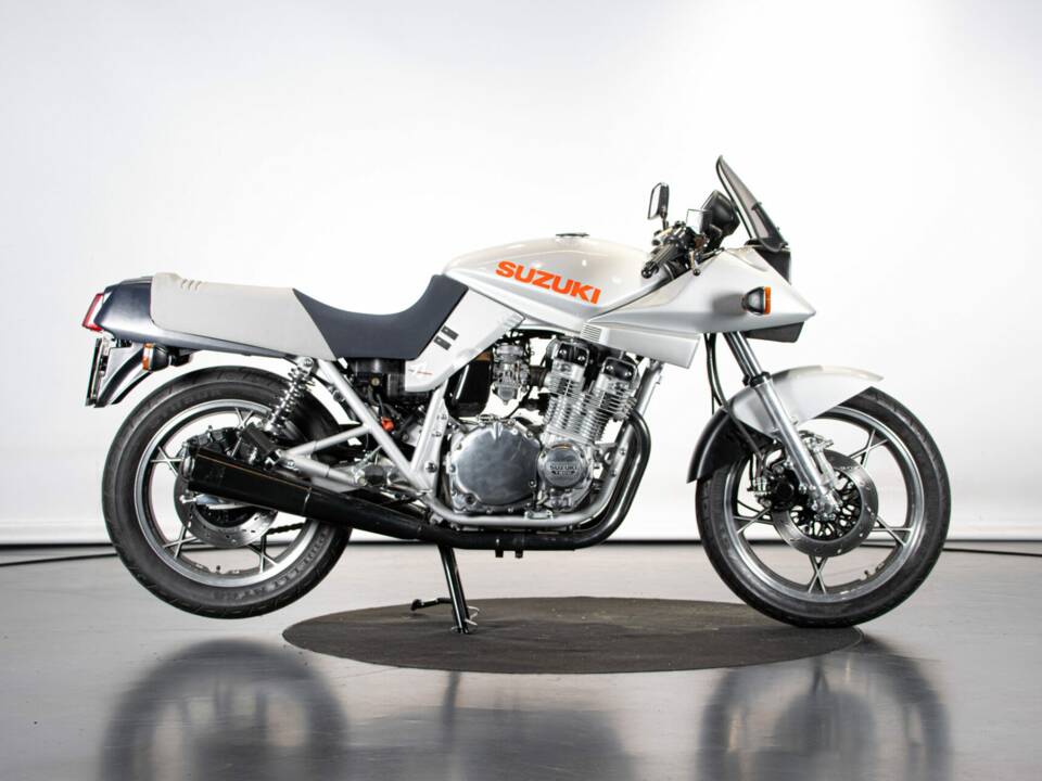 Image 5/50 de Suzuki GSX 750S Katana (1982)