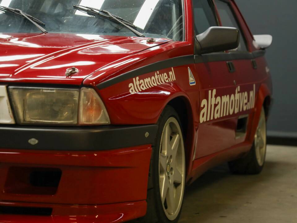 Image 26/50 de Alfa Romeo 75 3.0 V6 QV (1990)