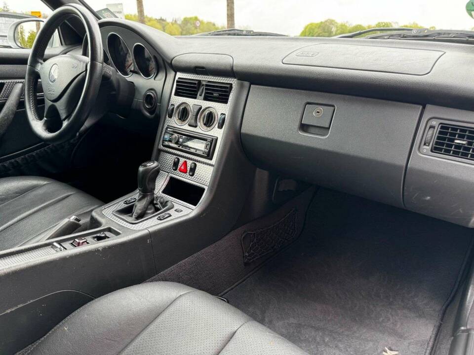 Image 16/18 of Mercedes-Benz SLK 200 Kompressor (2002)