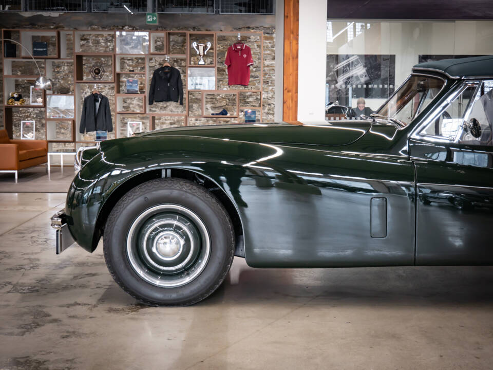 Image 9/30 of Jaguar XK 120 DHC (1953)